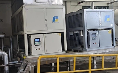 Instalación in situ de un chiller enfriador industrial para el proceso de fabricación de tinta en Sima Chemical, Alemania